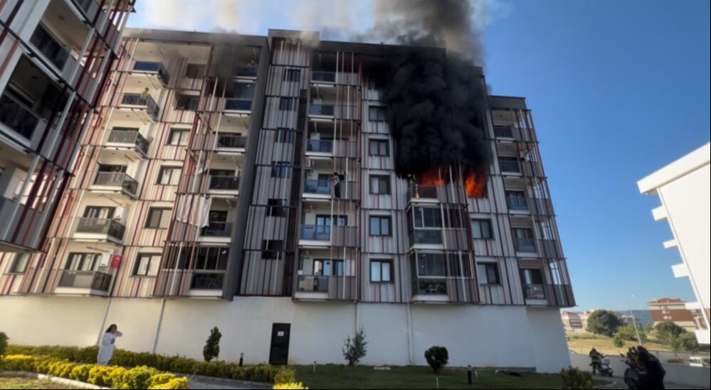 &Ccedil;anakkale'de can pazarı! Sitede yangın &ccedil;ıktı, insanlar pencerelerde kurtarılmayı bekledi - 2. Resim