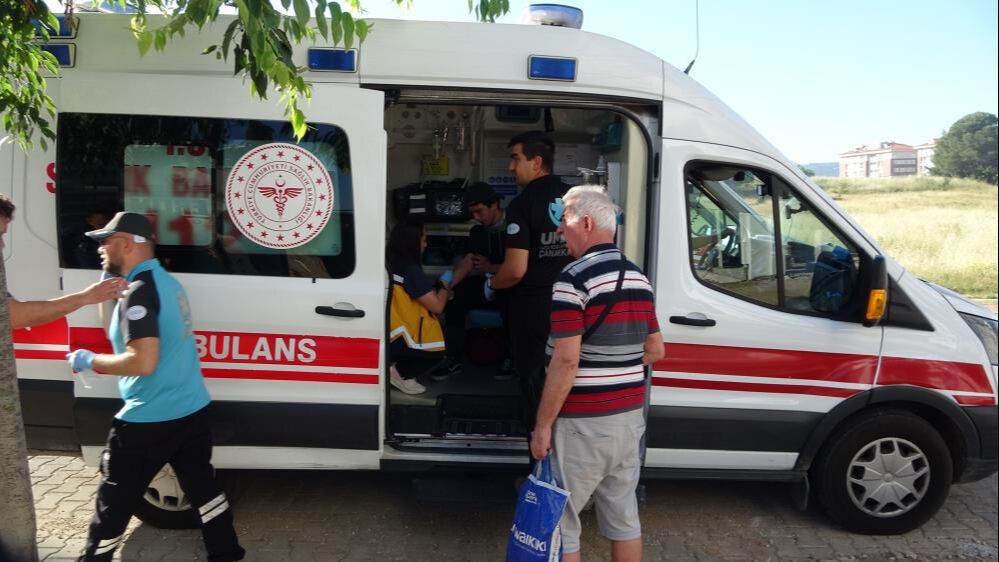 &Ccedil;anakkale'de can pazarı! Sitede yangın &ccedil;ıktı, insanlar pencerelerde kurtarılmayı bekledi - 3. Resim