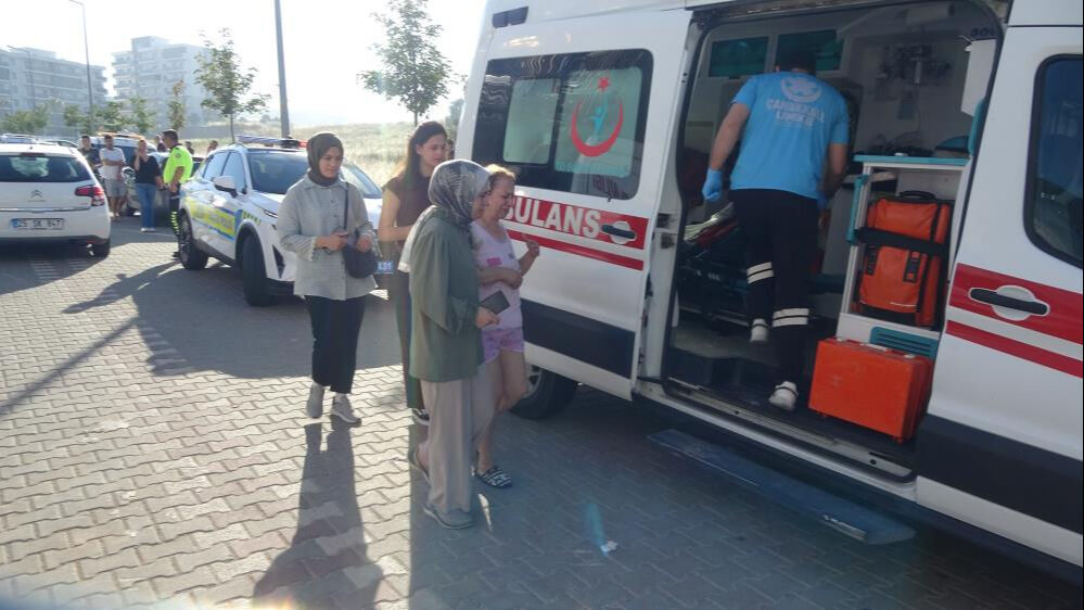 &Ccedil;anakkale'de can pazarı! Sitede yangın &ccedil;ıktı, insanlar pencerelerde kurtarılmayı bekledi - 4. Resim
