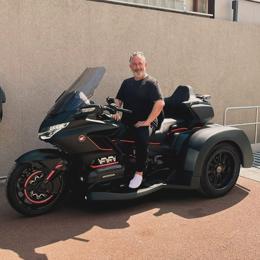 Cem Yılmaz'ın servet değerindeki motosikleti çok konuşuldu! 