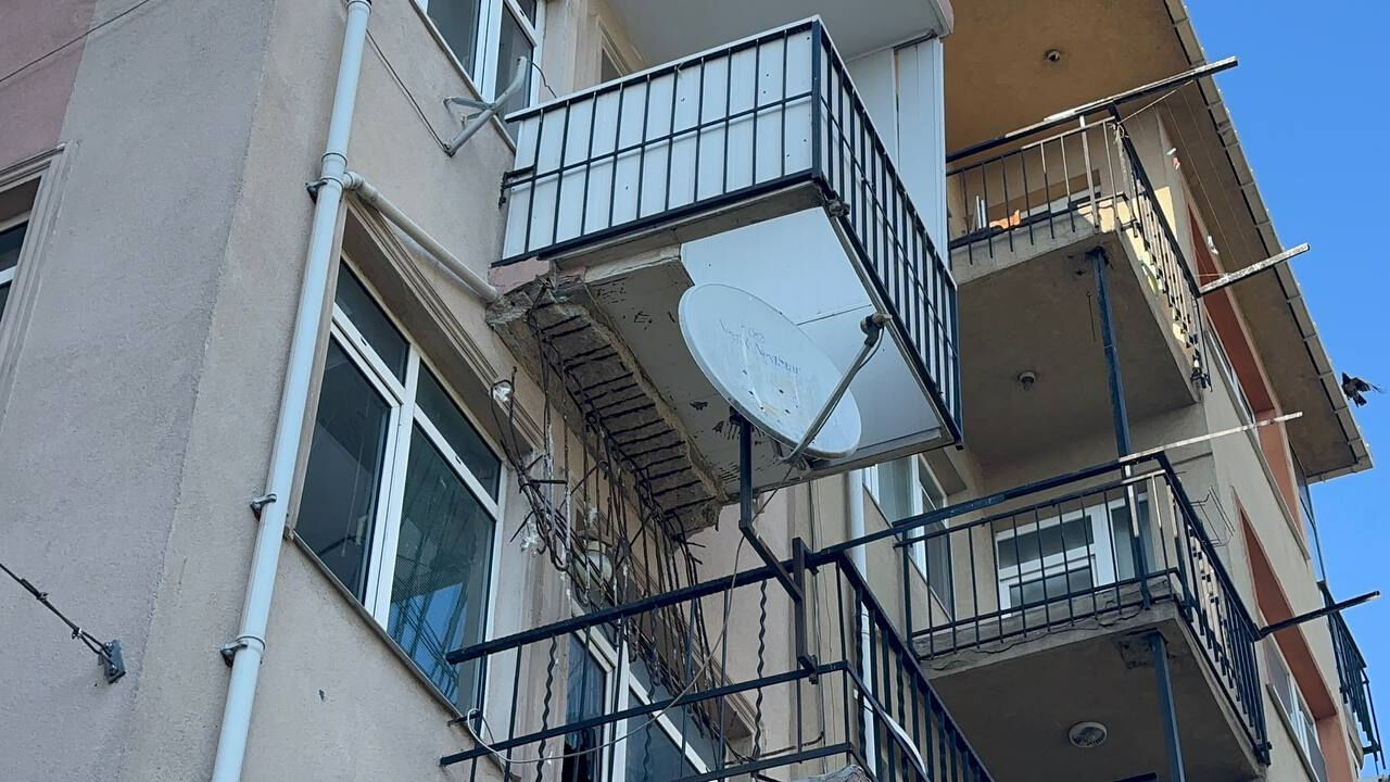 Deprem korkusuyla yaşayan İstanbul'da tedirgin eden manzara! Kadıköy'de yürekler ağza geldi - 2. Resim