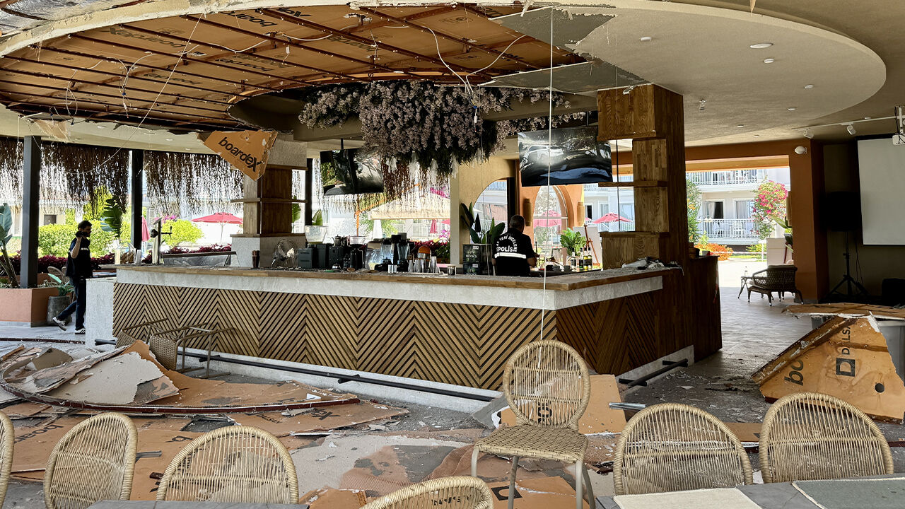 Gözde tatil beldesinde feci olay! Tavandan düşenler 5 turisti yaraladı - 1. Resim