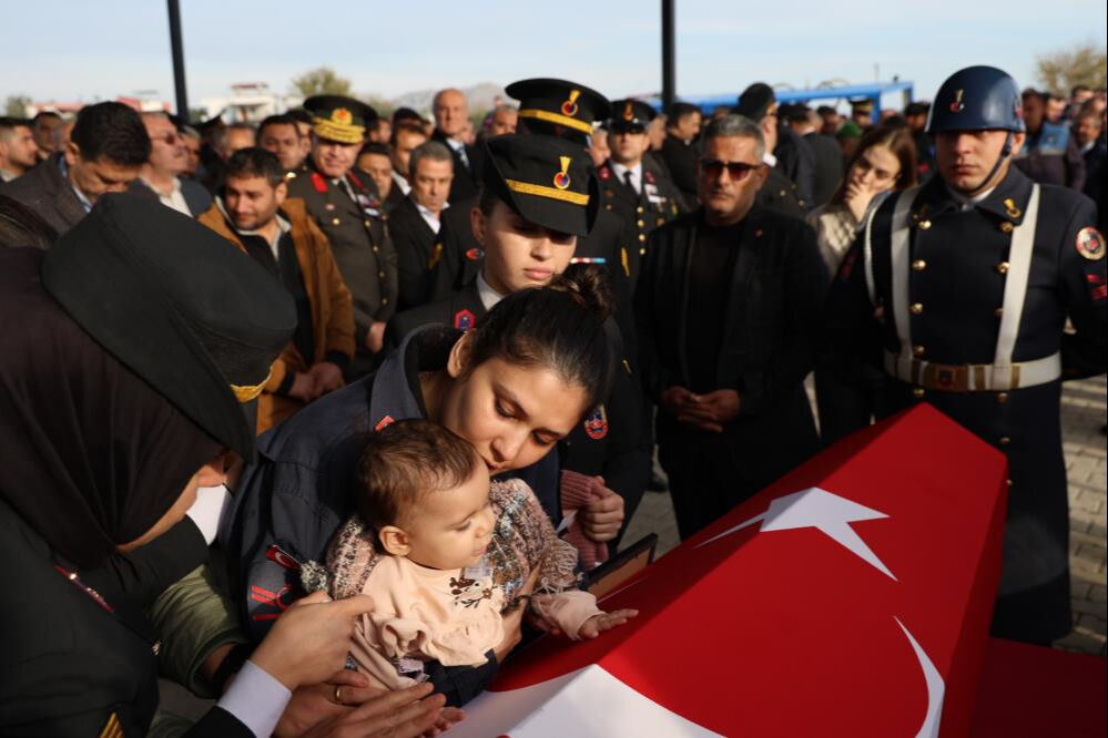 Hi&ccedil; evlilik yıld&ouml;n&uuml;m&uuml;n&uuml; kutlayamamışlardı... Şehidin eşinden duygulandıran paylaşım! - 1. Resim