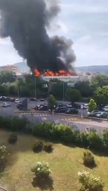 İtalya'da üniversite kampüsünde yangın! Alevler giderek yayılıyor - 1. Resim