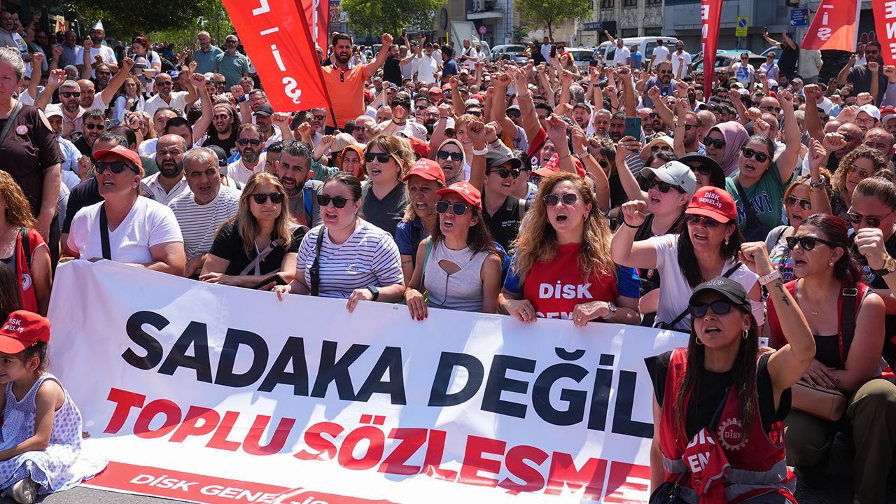 İzmir'de grev sona erdi! Belediye ve işçiler anlaştı İzmir'de grev sona erdi! Belediye ve işçiler anlaştı