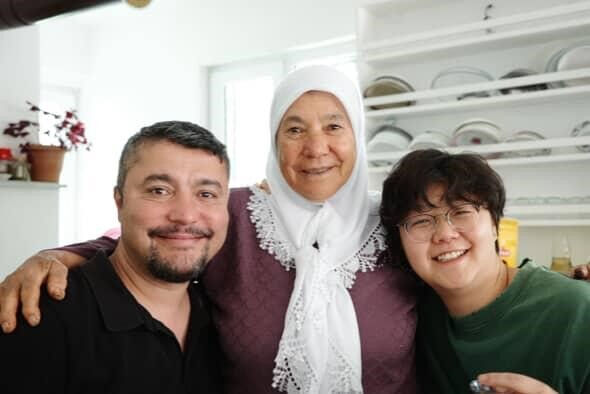 Kaza yapan turistleri, T&uuml;rk anası bağrına bastı! Sosyal medyada viral olan &Ccedil;inli kafile - 3. Resim