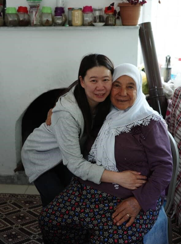 Kaza yapan turistleri, T&uuml;rk anası bağrına bastı! Sosyal medyada viral olan &Ccedil;inli kafile - 6. Resim