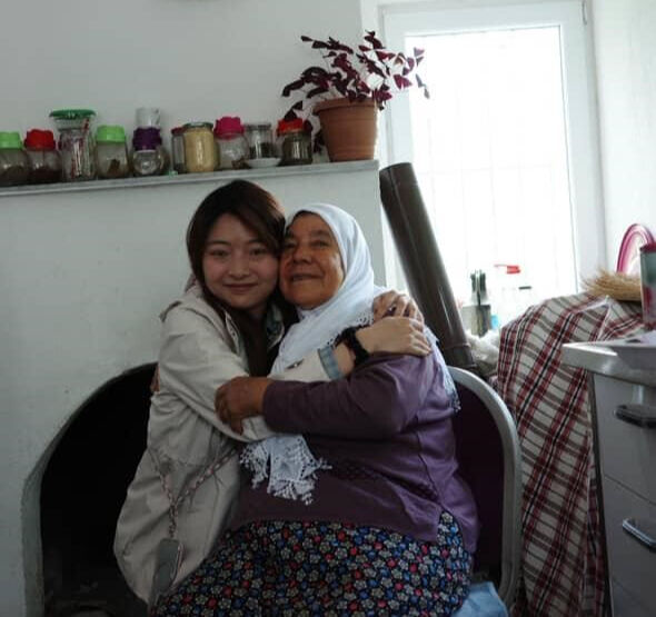 Kaza yapan turistleri, T&uuml;rk anası bağrına bastı! Sosyal medyada viral olan &Ccedil;inli kafile - 5. Resim