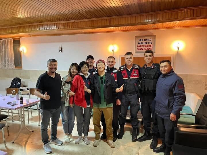 Kaza yapan turistleri, T&uuml;rk anası bağrına bastı! Sosyal medyada viral olan &Ccedil;inli kafile - 2. Resim