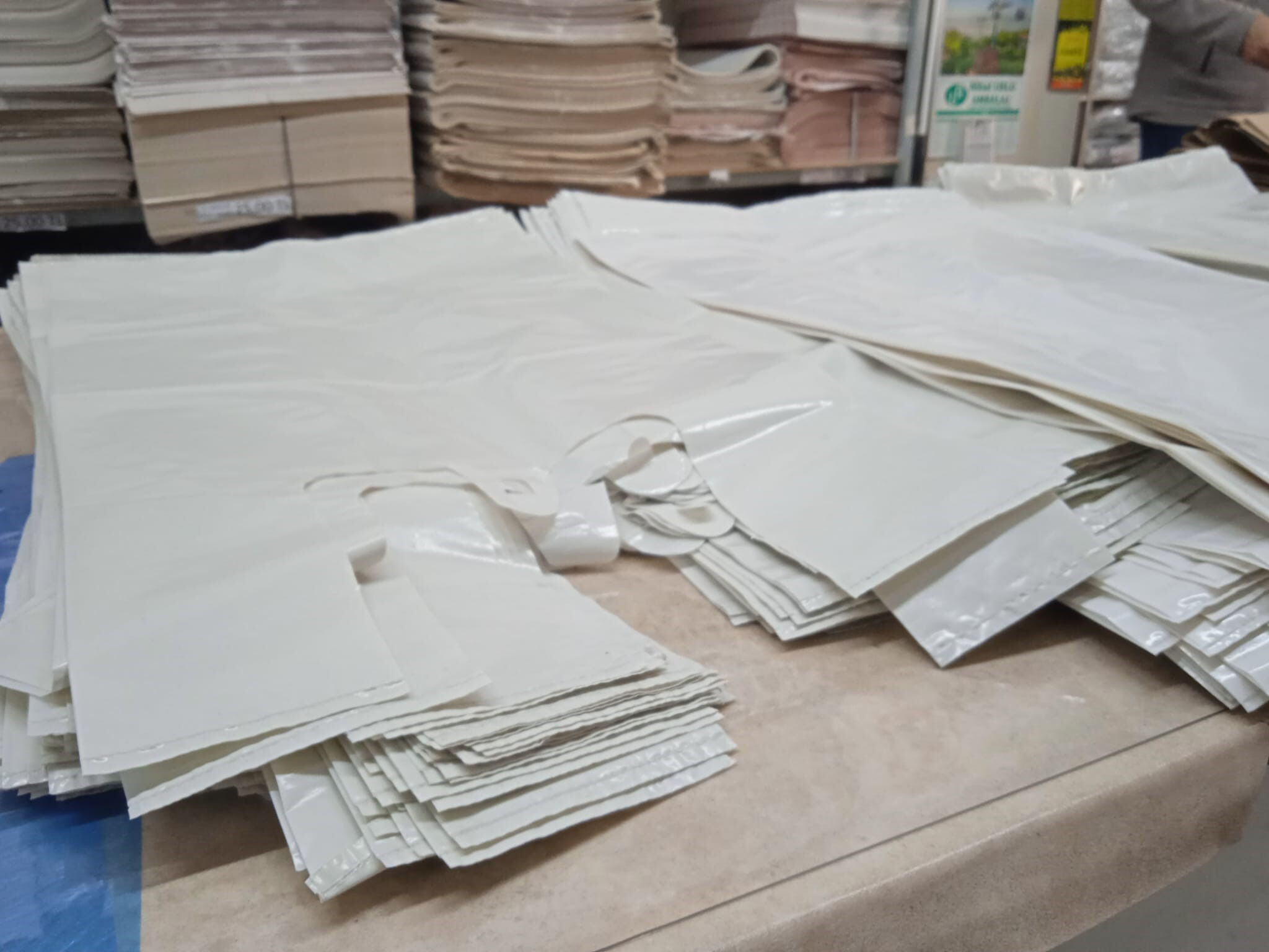 Kurban öncesi satış patlaması yaşanıyor! Tanesi 5 ve 10 liradan yok satılıyor Kurban öncesi satış patlaması yaşanıyor! Tanesi 5 ve 10 liradan yok satılıyor - 1. Resim