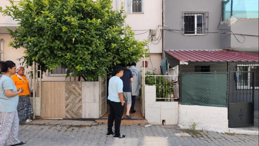 Mahalleli &ccedil;ığlık sesine koştu, baba işe gittikten sonra oldu! Kızları okul tuvaletinde &ouml;ld&uuml;r&uuml;lm&uuml;şt&uuml;, anne ve oğlu... - 1. Resim