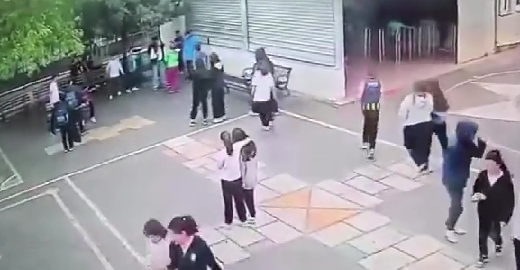 Okulun bahçesine dalıp çocuğu darbetti! Sebebi saç baş yoldurur - 1. Resim