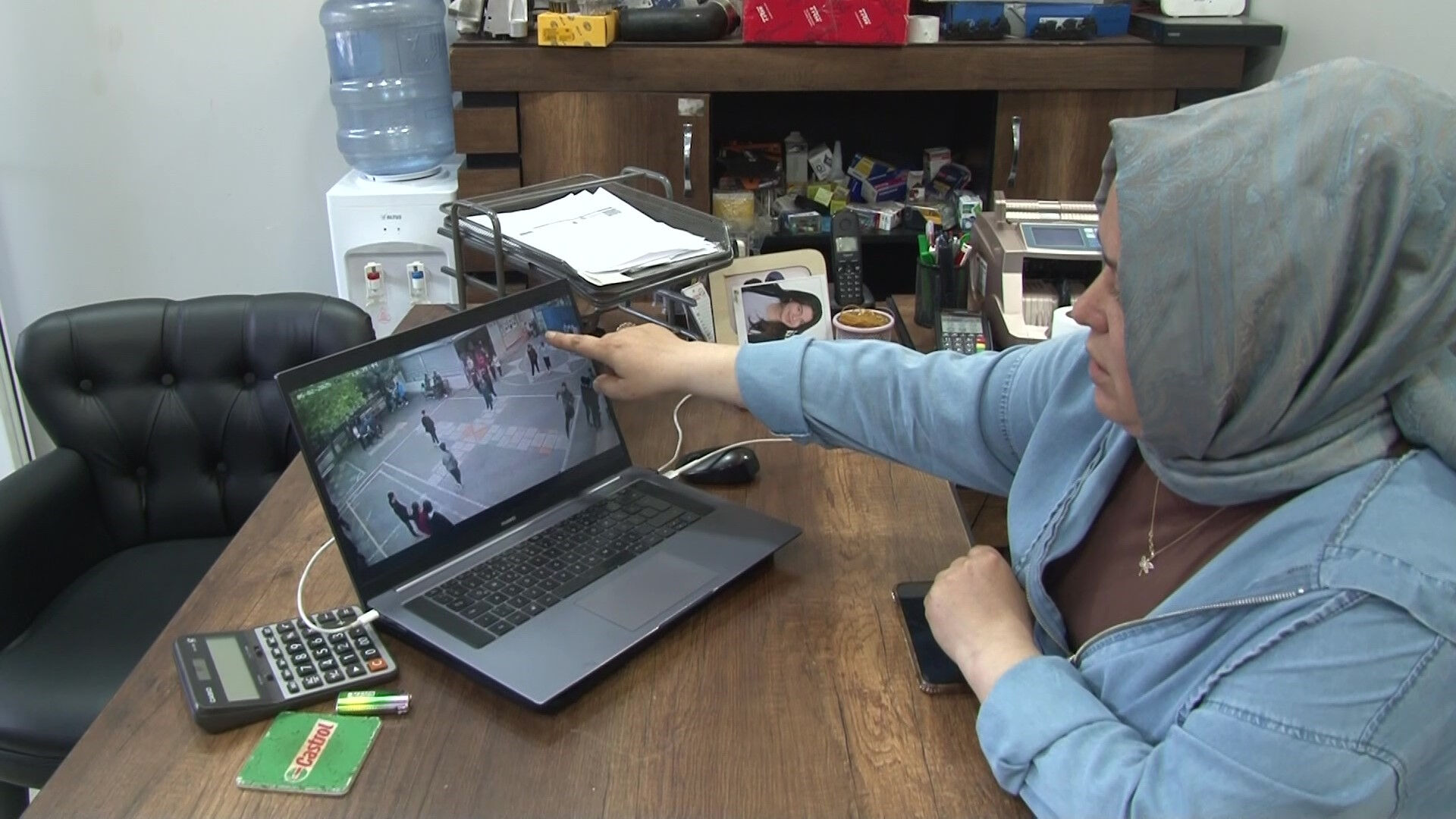 Okulun bahçesine dalıp çocuğu darbetti! Sebebi saç baş yoldurur - 2. Resim