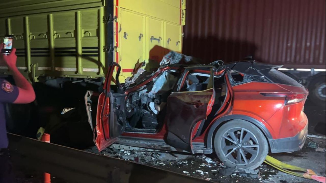 Sakarya'da feci kaza! Araba kamyonun altında kaldı Sakarya'da feci kaza! Araba kamyonun altında kaldı