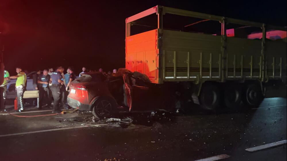 Sakarya'da feci kaza! Araba kamyonun altında kaldı Sakarya'da feci kaza! Araba kamyonun altında kaldı - 3. Resim