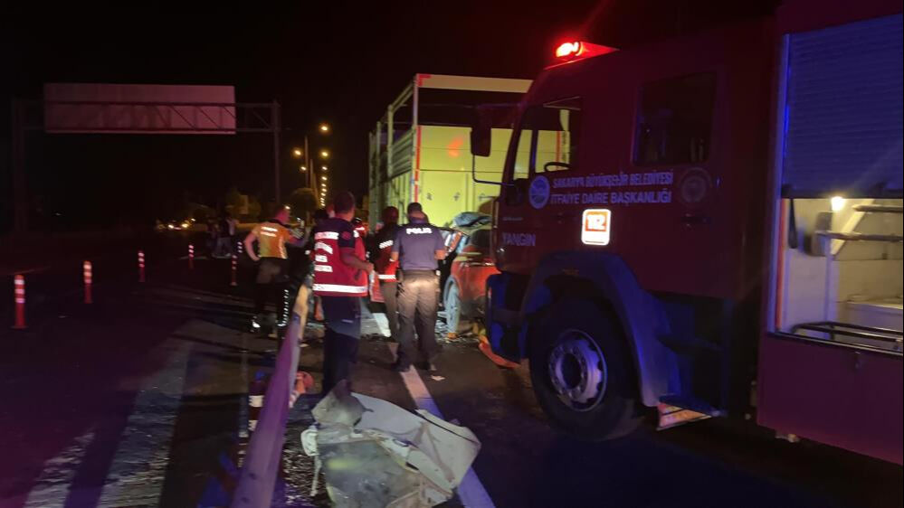 Sakarya'da feci kaza! Araba kamyonun altında kaldı Sakarya'da feci kaza! Araba kamyonun altında kaldı - 1. Resim