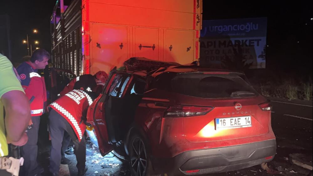 Sakarya'da feci kaza! Araba kamyonun altında kaldı Sakarya'da feci kaza! Araba kamyonun altında kaldı - 2. Resim