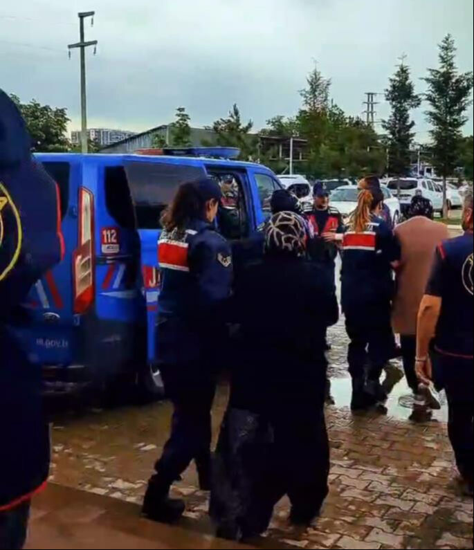 Şizofreni hastası kayıp aranıyordu, 'ceket' ve 'ayakkabı' ile sır perdesi aralandı! Kan donduran cinayeti itiraf ettiler Şizofreni hastası kayıp aranıyordu, 'ceket' ve 'ayakkabı' ile sır perdesi aralandı! Kan donduran cinayeti itiraf ettiler - 3. Resim