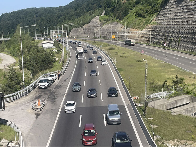 Tatilciler yollara çıktı! Bolu ve Düzce'de bayram yoğunluğu başladı Tatilciler yollara çıktı! Bolu ve Düzce'de bayram yoğunluğu başladı - 1. Resim