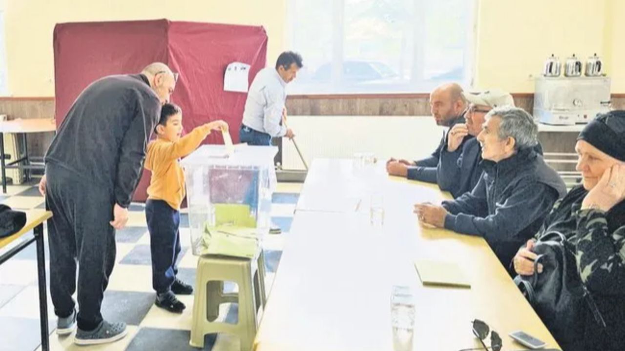 Yok böyle seçim! Kendine oy vermeyi unuttu, eşitlik çıkınca da... Yok böyle seçim! Kendine oy vermeyi unuttu, eşitlik çıkınca da...
