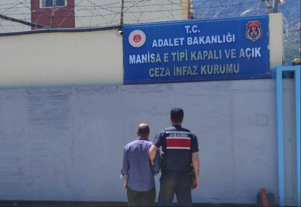 63 yıl hapis cezası almıştı! 17 farklı suçtan aranıyordu, Manisa’da yakalandı 63 yıl hapis cezası almıştı! 17 farklı suçtan aranıyordu, Manisa’da yakalandı - 1. Resim