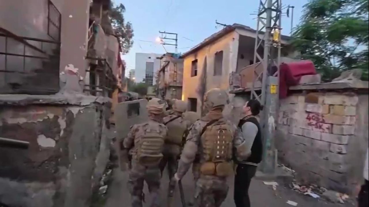 Adana'da torbacılara şafak baskını! Çok sayıda gözaltı var Adana'da torbacılara şafak baskını! Çok sayıda gözaltı var