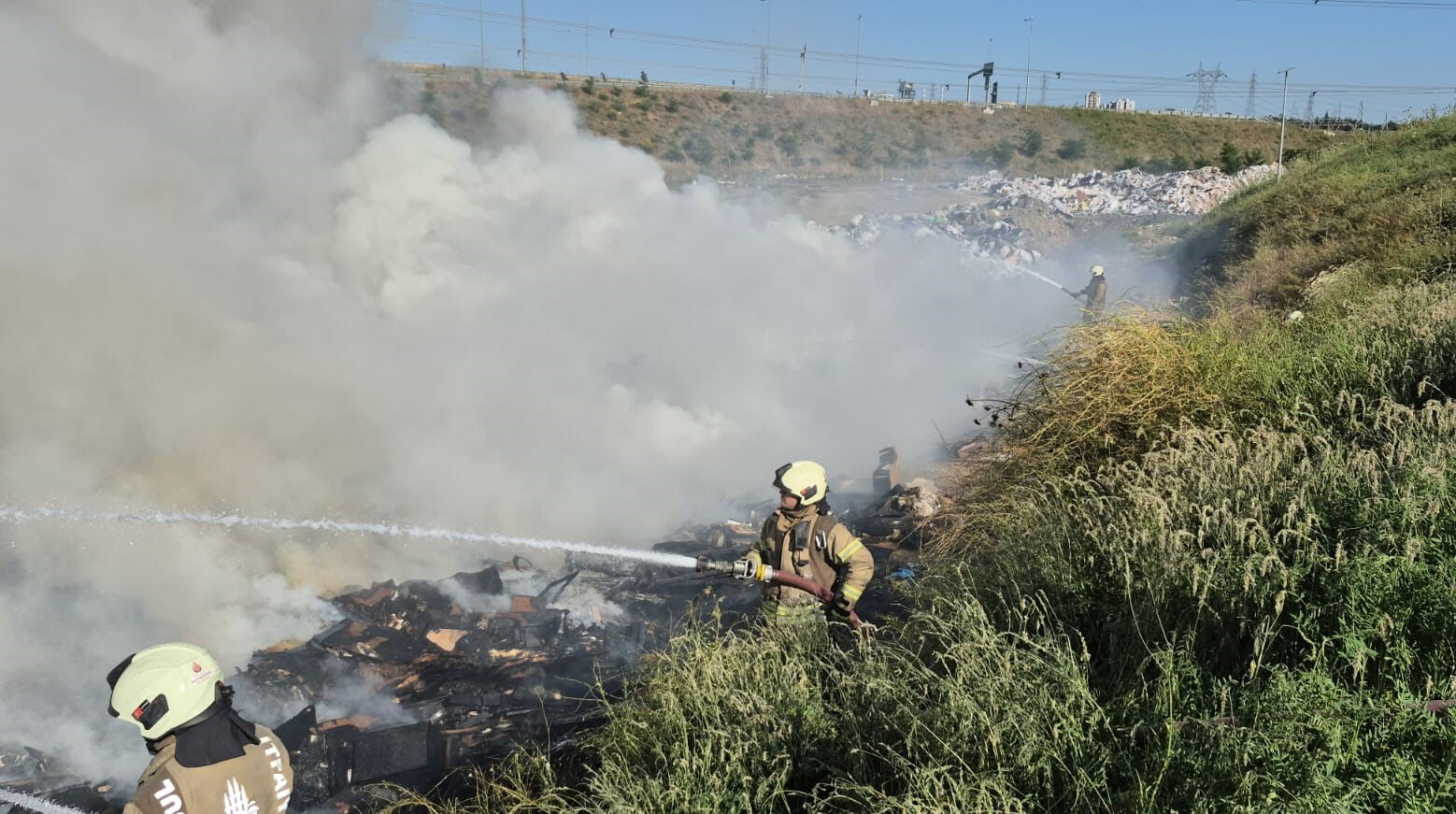 Atık toplama alanında yangın! İstanbul'un göbeğinde dumanlar göğe yükseldi - 1. Resim