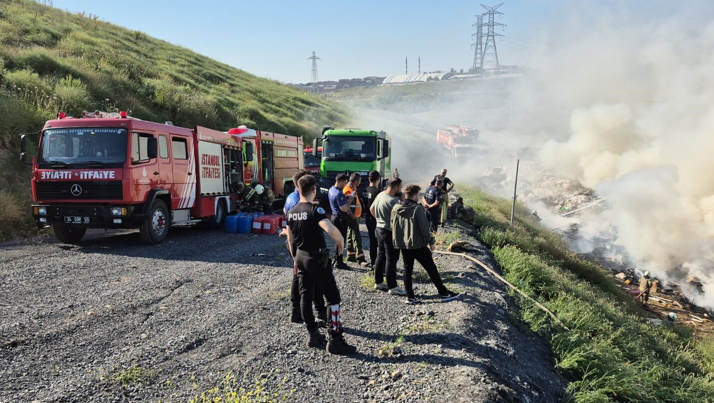 Atık toplama alanında yangın! İstanbul'un göbeğinde dumanlar göğe yükseldi - 1. Resim