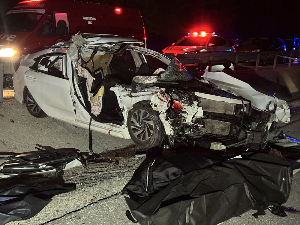 Balıkesir'de kaza! Otomobil kamyona çarptı: 2 ölü, 3 yaralı - 2. Resim