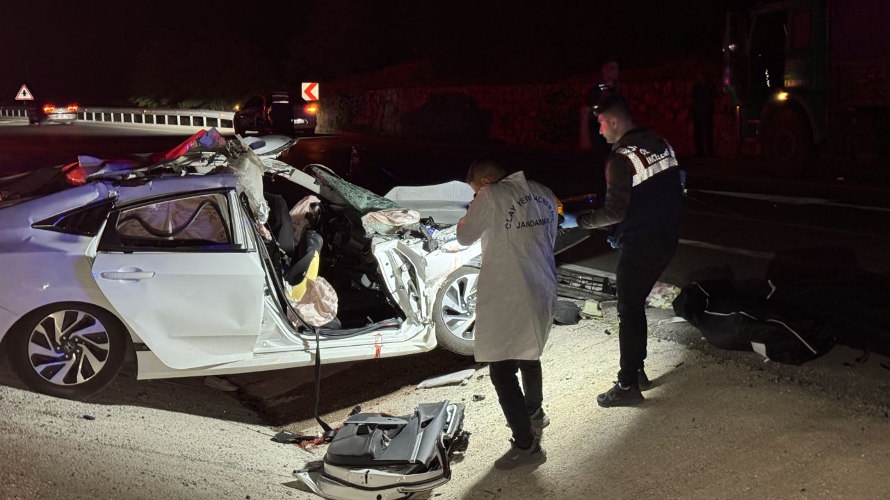 Balıkesir'de kaza! Otomobil kamyona çarptı: 2 ölü, 3 yaralı Balıkesir'de kaza! Otomobil kamyona çarptı: 2 ölü, 3 yaralı