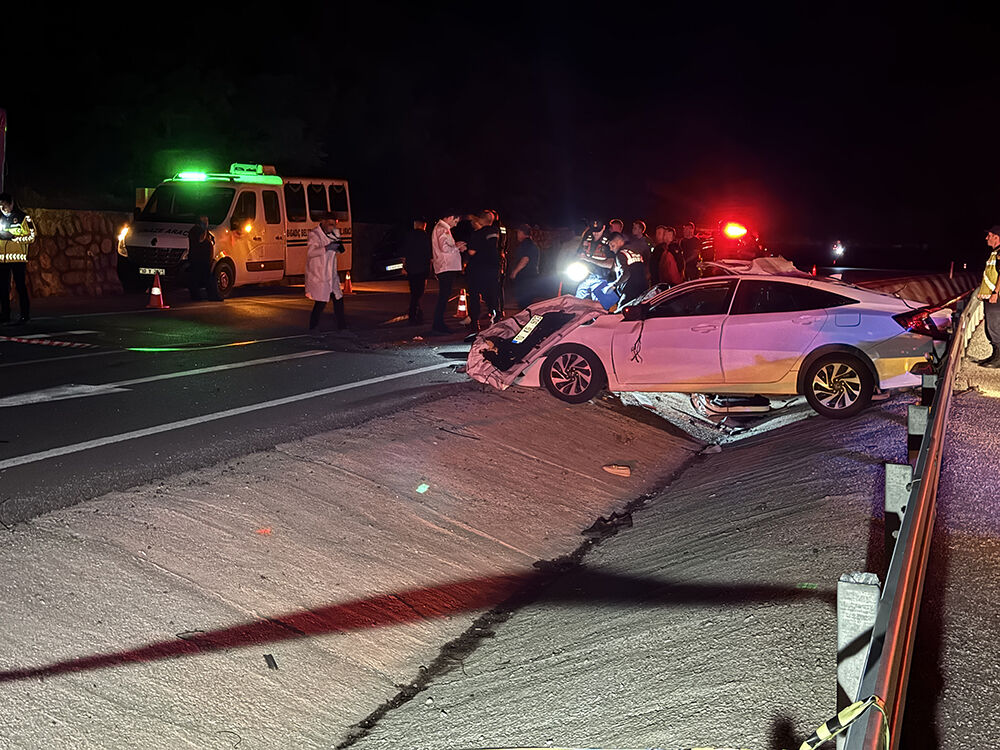 Balıkesir'de kaza! Otomobil kamyona çarptı: 2 ölü, 3 yaralı - 1. Resim