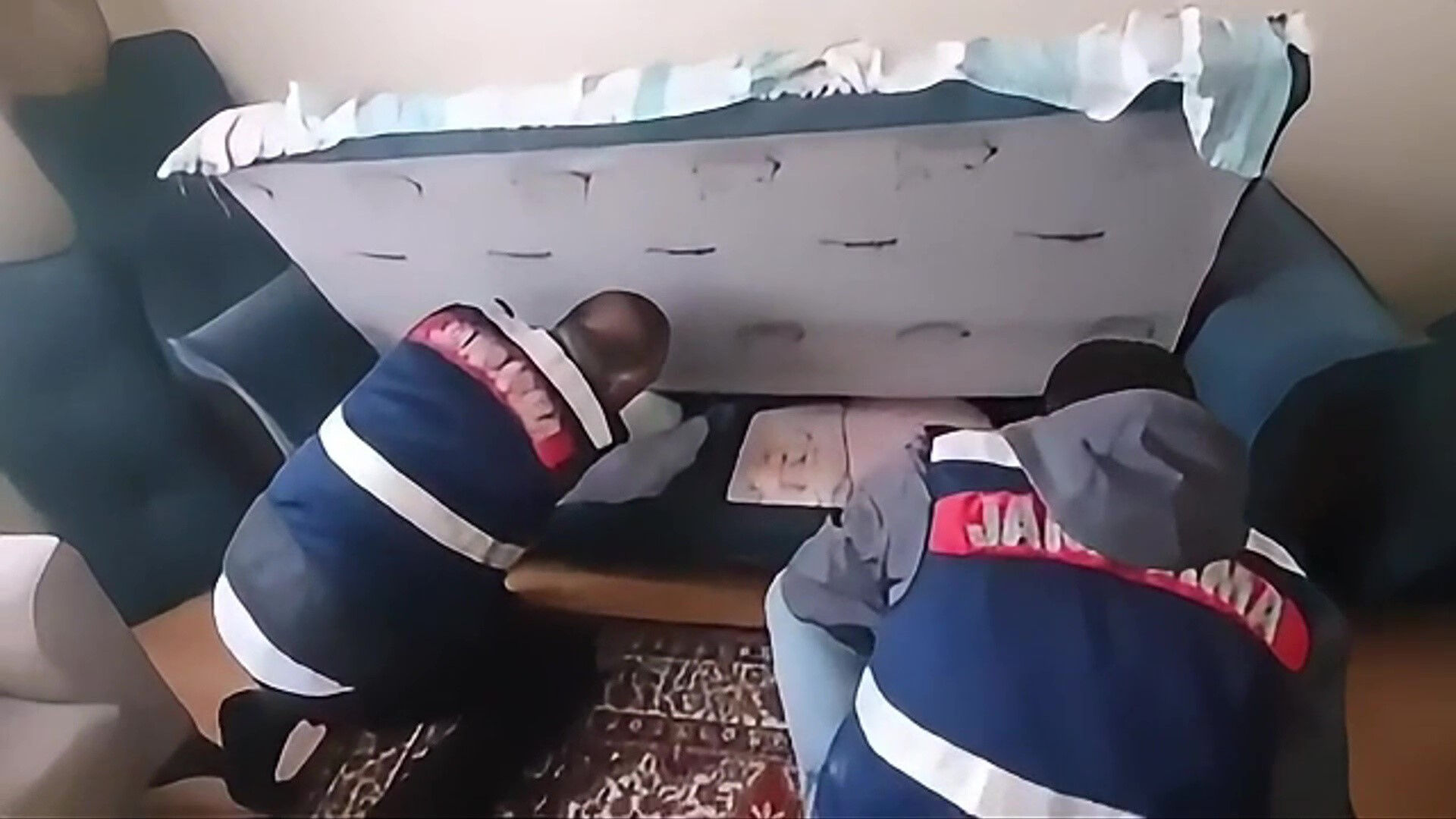 Bir 'tık'la yarım milyon lirasından oldu! Ekipler seferber oldu: 7 şüpheli yakalandı Bir 'tık'la yarım milyon lirasından oldu! Ekipler seferber oldu: 7 şüpheli yakalandı - 2. Resim