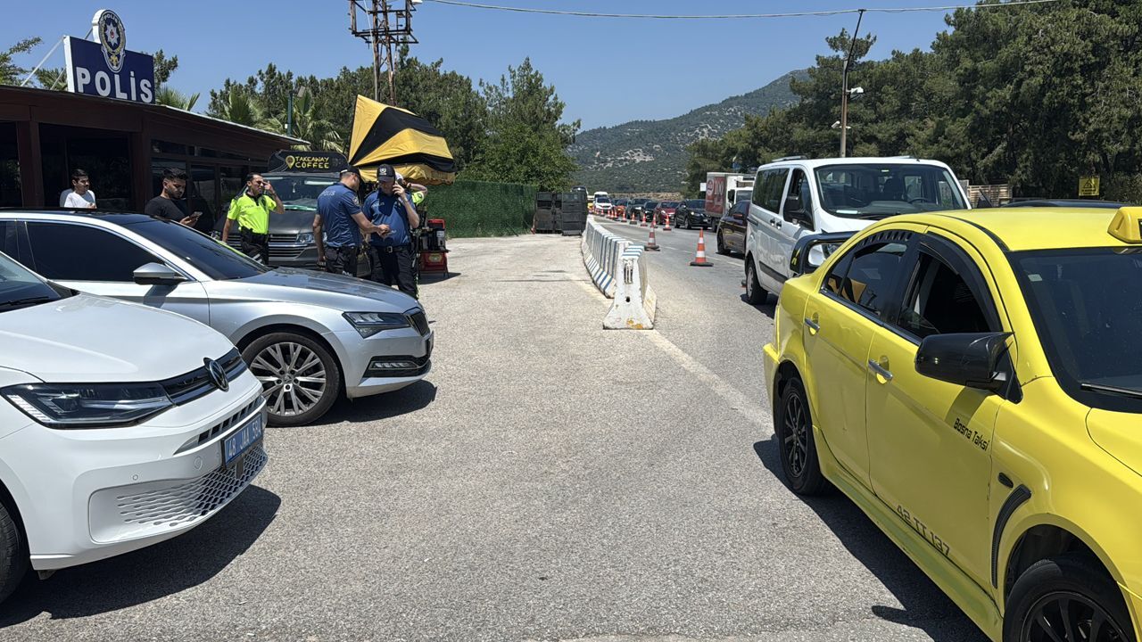 Bodrum'da durdurulan taksiden düzensiz göçmenler çıktı Bodrum'da durdurulan taksiden düzensiz göçmenler çıktı