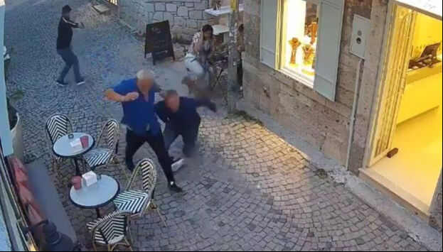 Çeşme'de iş adamına silahlı saldırı! Fatih Fil'in arkasından geldi, ateş açtı: Korku dolu anlar kamerada - 3. Resim