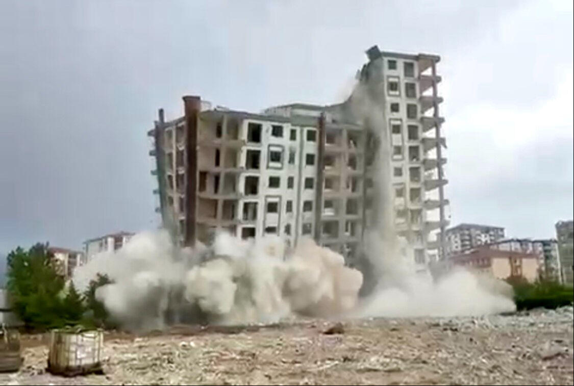 Duygulandıran g&ouml;r&uuml;nt&uuml;ler Malatya'dan! Yıkım esnasında T&uuml;rk bayrağını unutmadı - 1. Resim