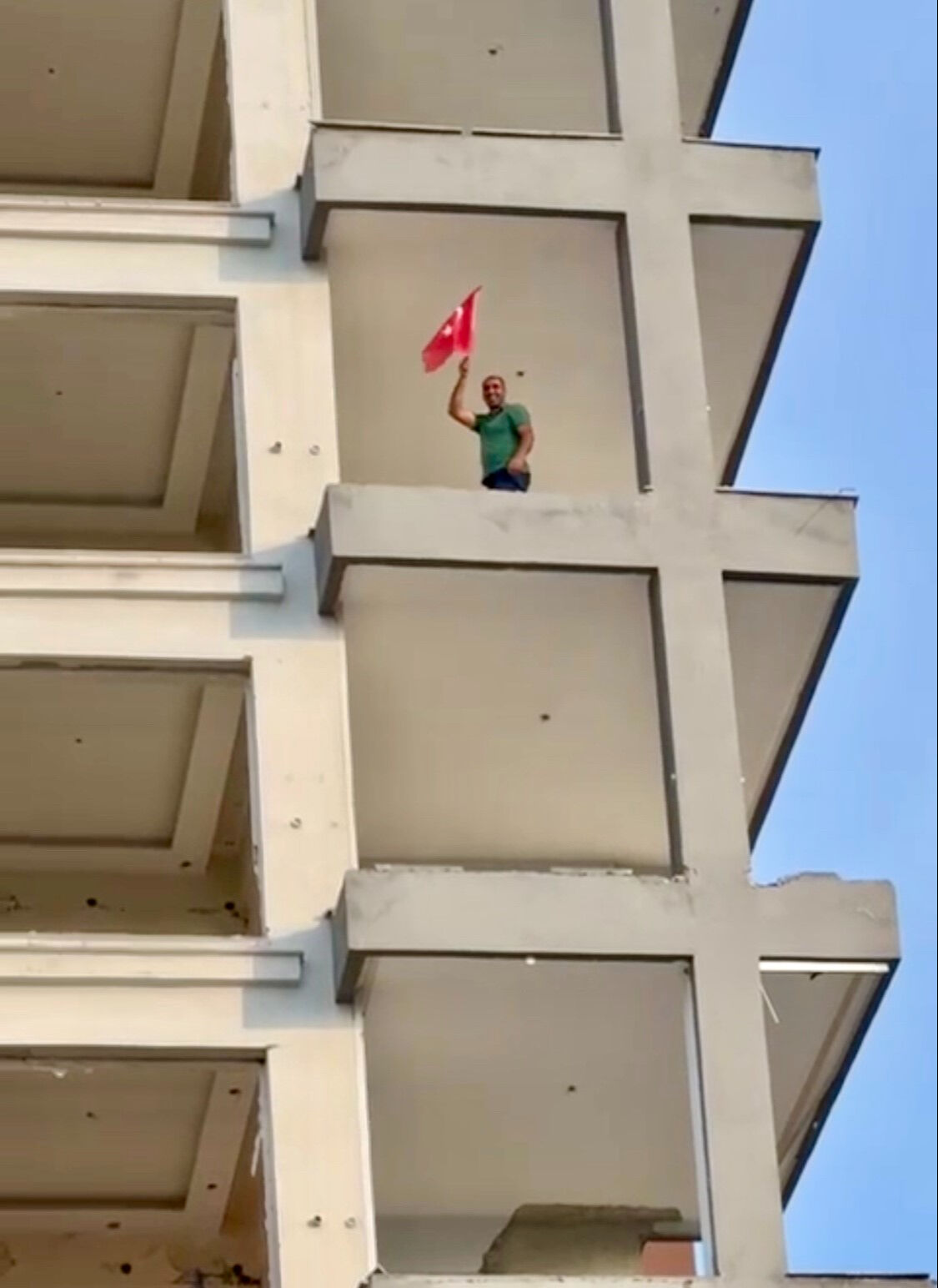 Duygulandıran g&ouml;r&uuml;nt&uuml;ler Malatya'dan! Yıkım esnasında T&uuml;rk bayrağını unutmadı - 2. Resim