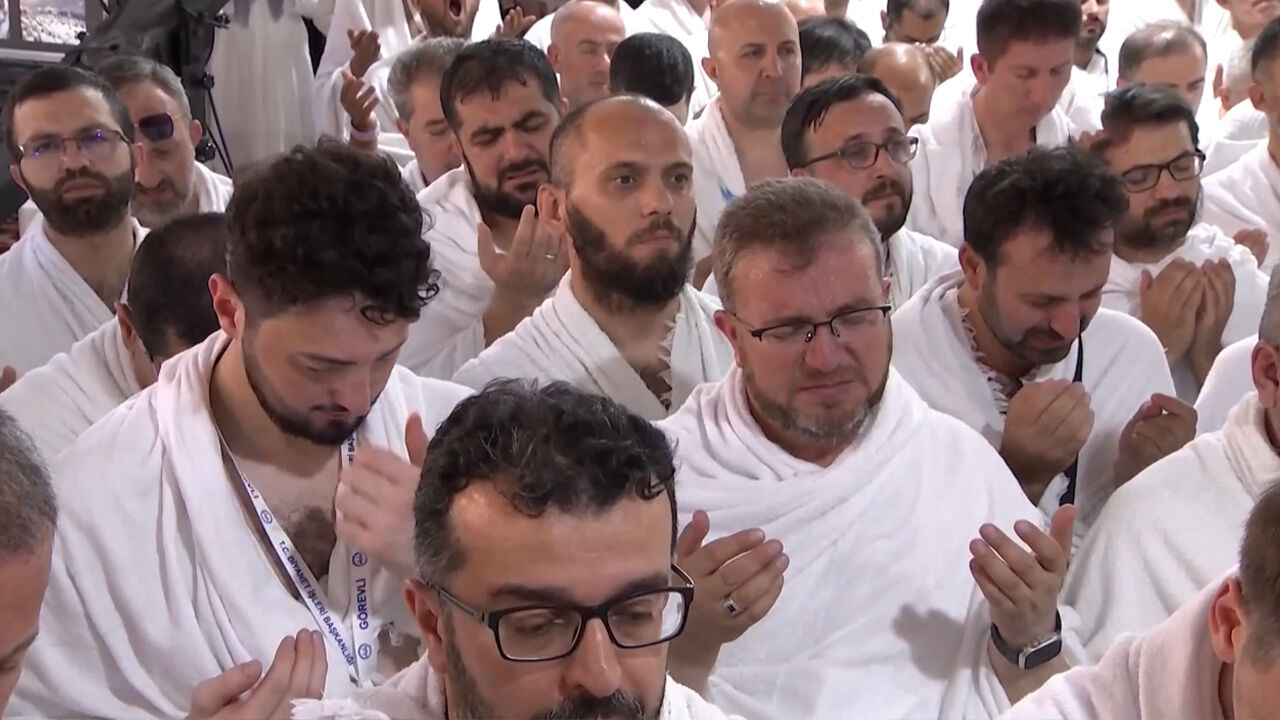 Erbaş'tan Arafat'ta tarihi dua! Diyanet İşleri Başkanı'nın vakfe duasında gözyaşları sel oldu Erbaş'tan Arafat'ta tarihi dua! Diyanet İşleri Başkanı'nın vakfe duasında gözyaşları sel oldu - 1. Resim