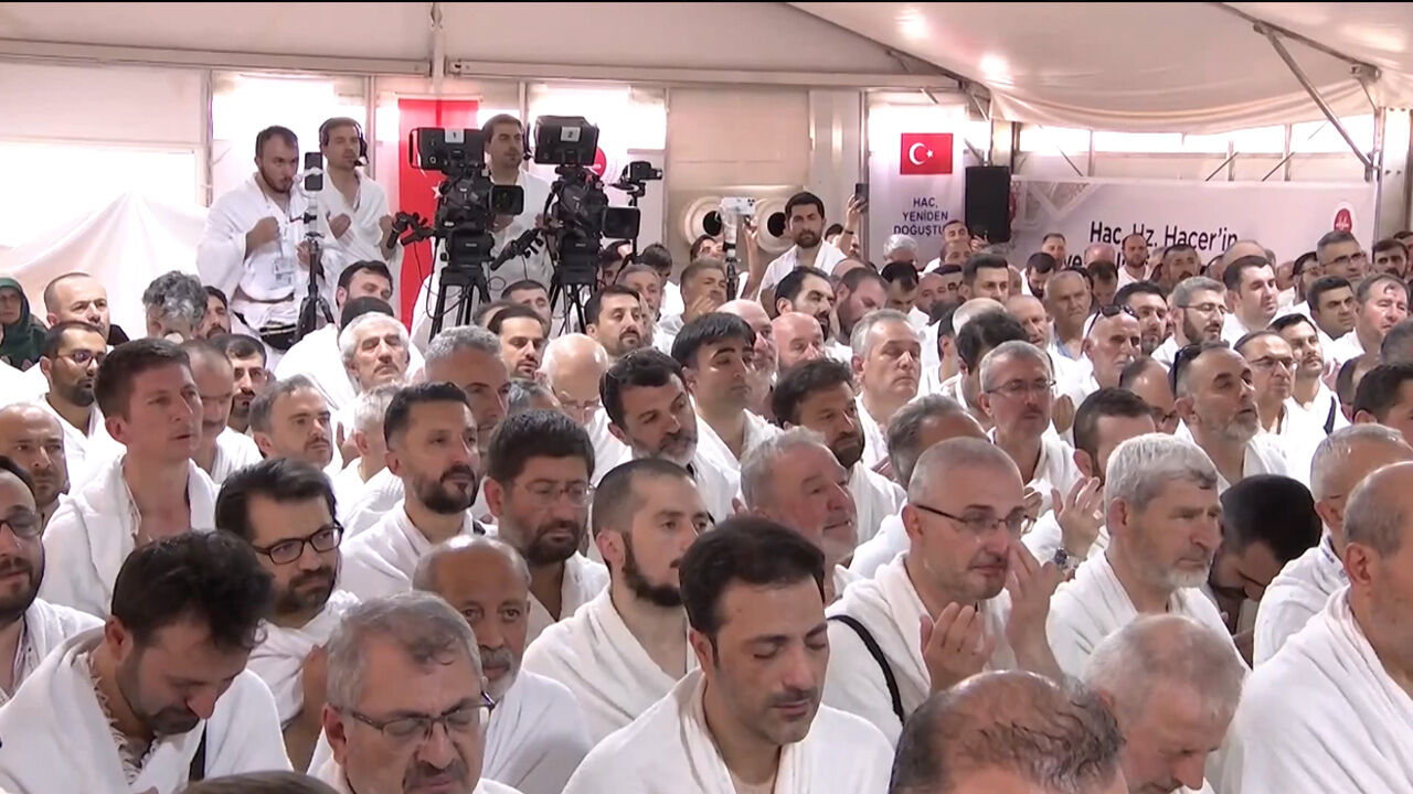 Erbaş'tan Arafat'ta tarihi dua! Diyanet İşleri Başkanı'nın vakfe duasında gözyaşları sel oldu Erbaş'tan Arafat'ta tarihi dua! Diyanet İşleri Başkanı'nın vakfe duasında gözyaşları sel oldu - 3. Resim