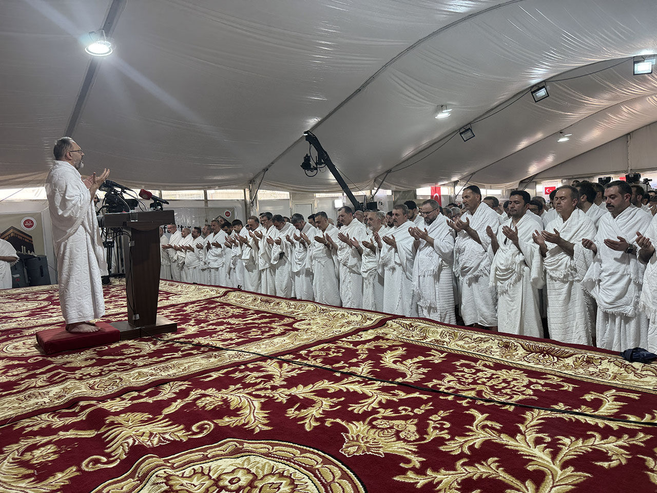 Erbaş'tan Arafat'ta tarihi dua! Diyanet İşleri Başkanı'nın vakfe duasında gözyaşları sel oldu Erbaş'tan Arafat'ta tarihi dua! Diyanet İşleri Başkanı'nın vakfe duasında gözyaşları sel oldu - 4. Resim