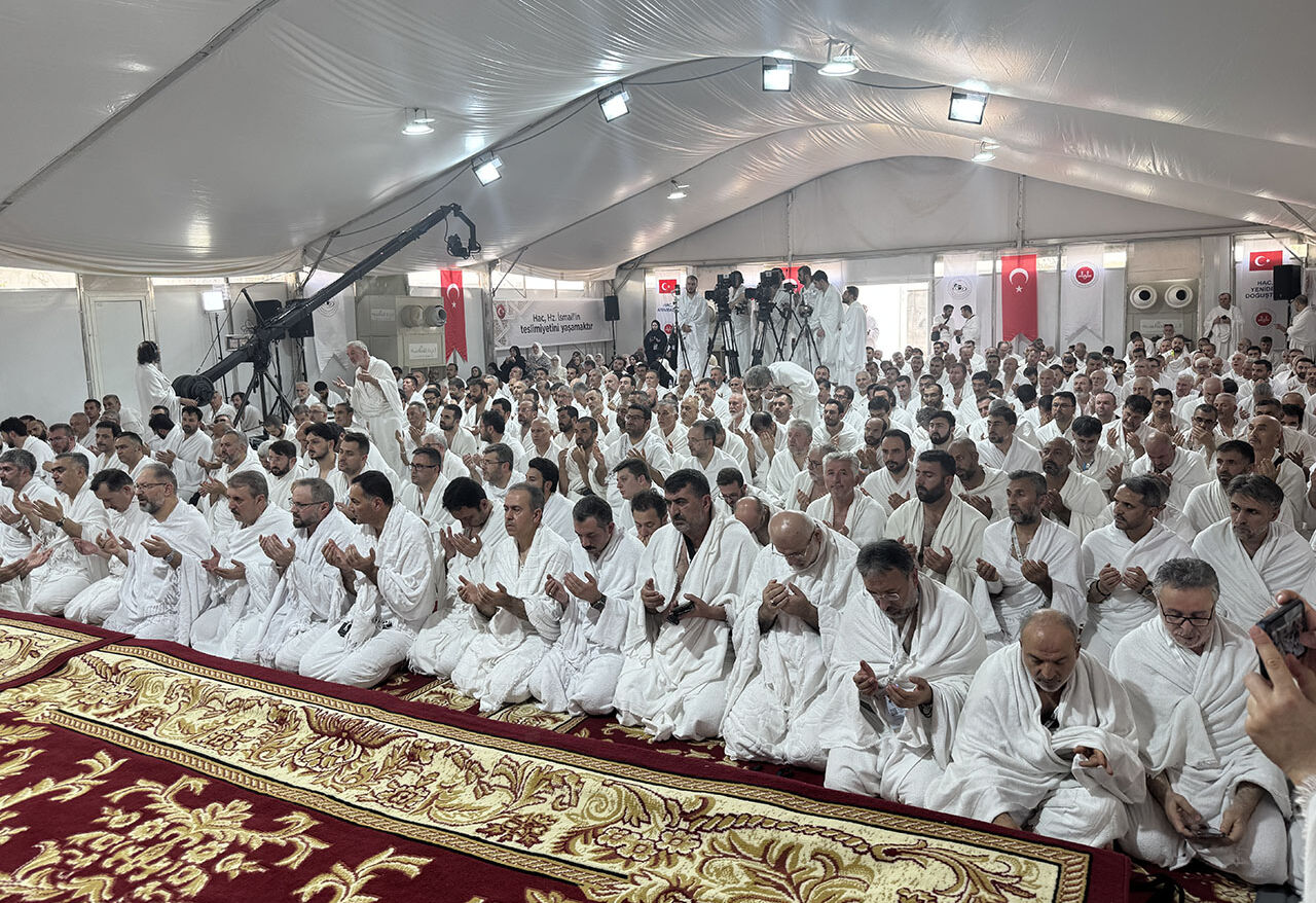 Erbaş'tan Arafat'ta tarihi dua! Diyanet İşleri Başkanı'nın vakfe duasında gözyaşları sel oldu Erbaş'tan Arafat'ta tarihi dua! Diyanet İşleri Başkanı'nın vakfe duasında gözyaşları sel oldu - 5. Resim