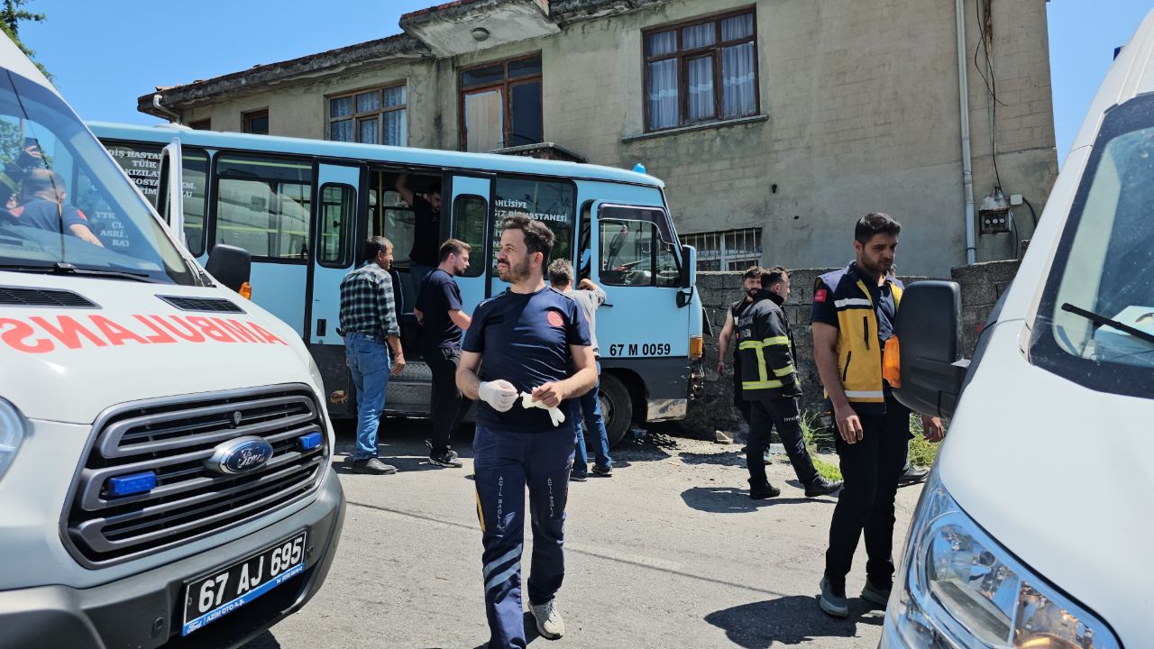 Freni patlayan minibüs duvara çarptı! Çok sayıda yaralı var Freni patlayan minibüs duvara çarptı! Çok sayıda yaralı var