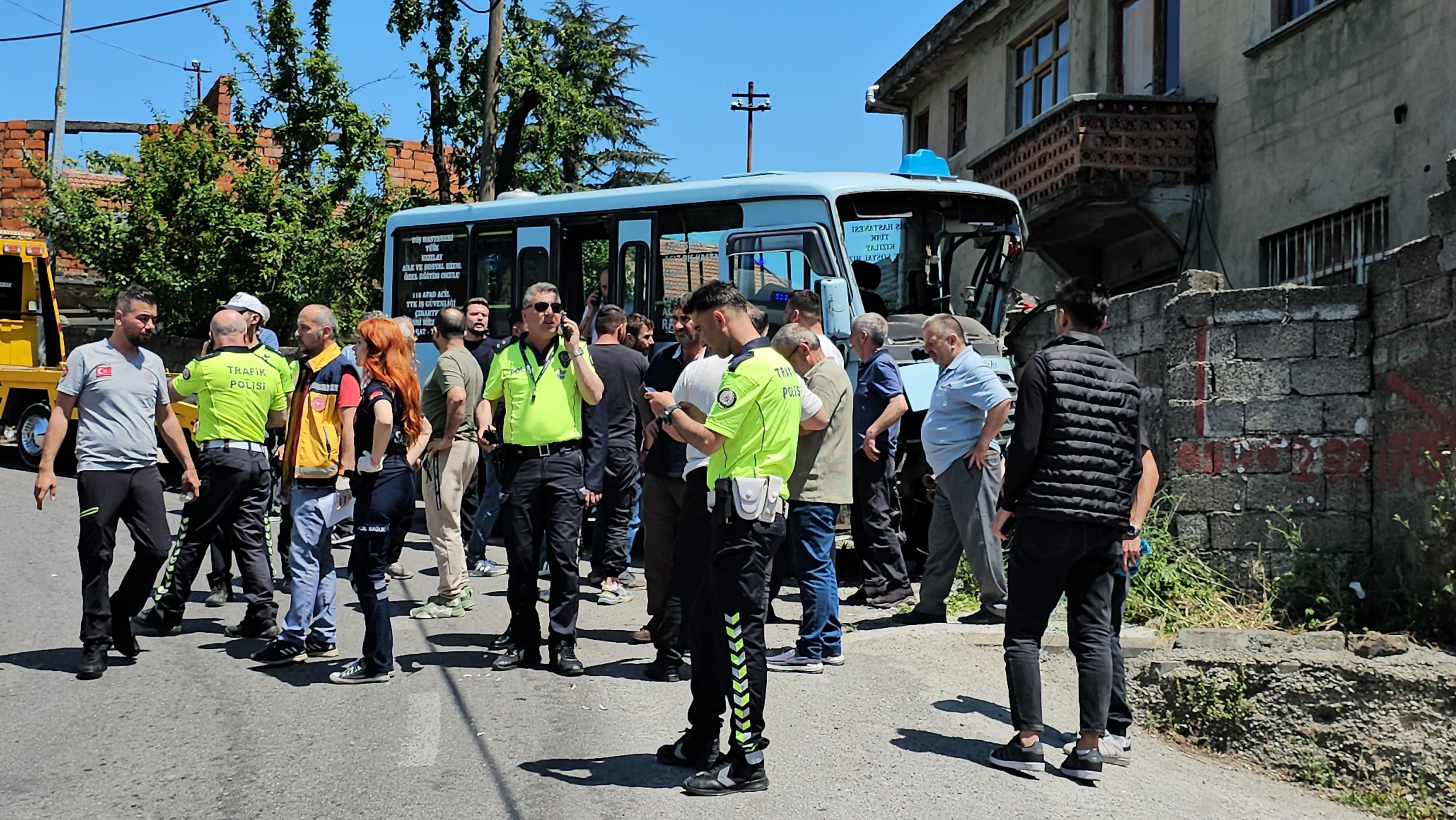Freni patlayan minibüs duvara çarptı! Çok sayıda yaralı var Freni patlayan minibüs duvara çarptı! Çok sayıda yaralı var - 1. Resim