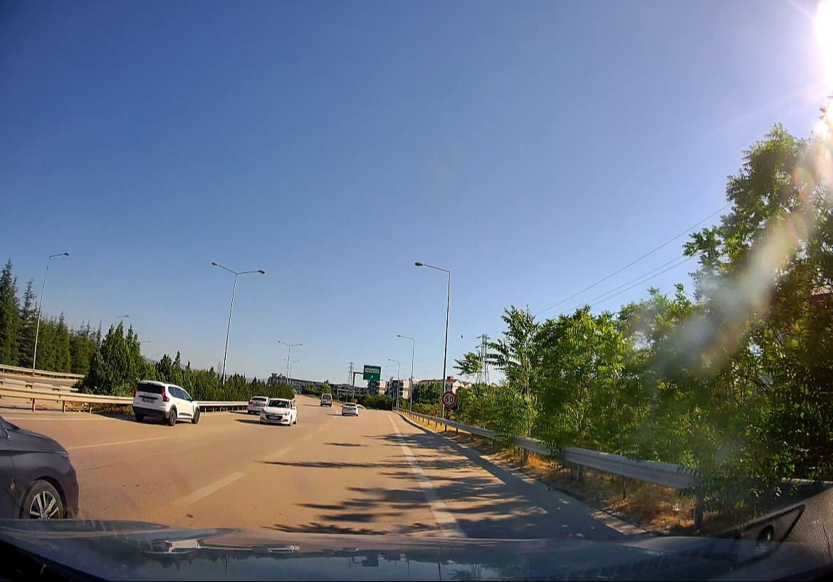 Görenler neye uğradığını şaşırdı! Ters şeritte ölüme davetiye çıkardı - 1. Resim