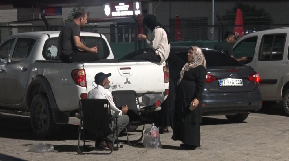 İnfaz düzenlemesi yürürlüğe girdi, mahkum yakınları çifte bayram etti! Halay çekerek beklediler - 2. Resim