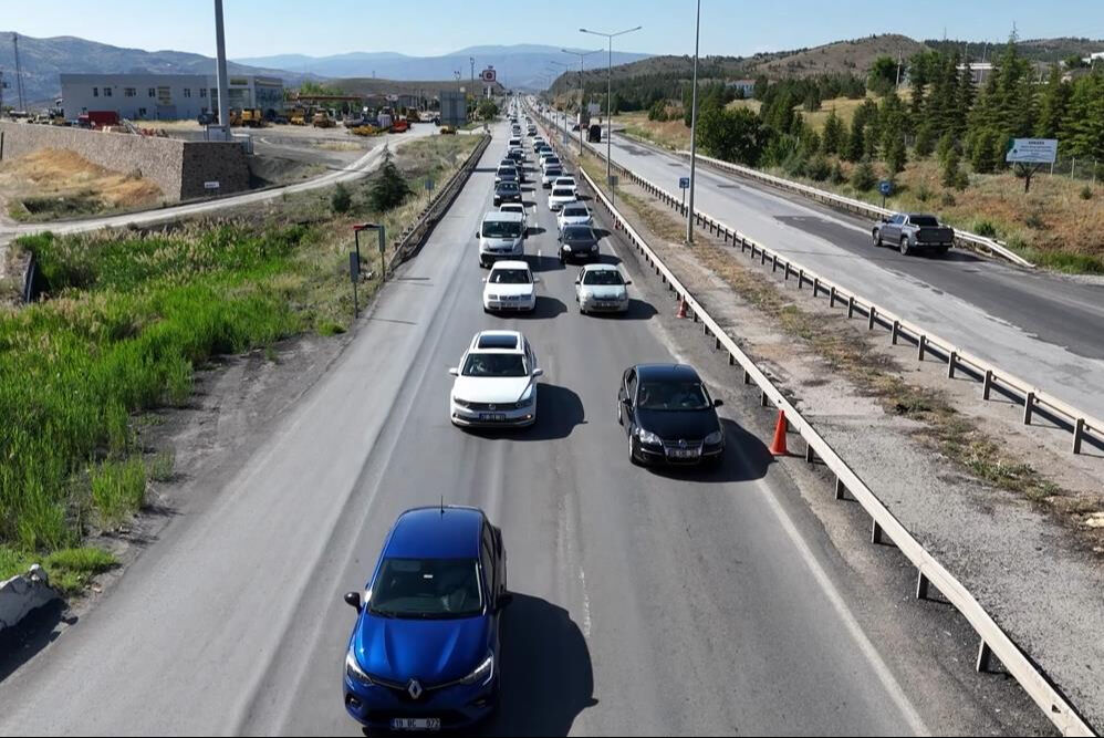 Kurban Bayramı tatili i&ccedil;in yola d&ouml;k&uuml;ld&uuml;ler! 43 ilin ge&ccedil;iş g&uuml;zergahında trafik kilitlendi - 1. Resim