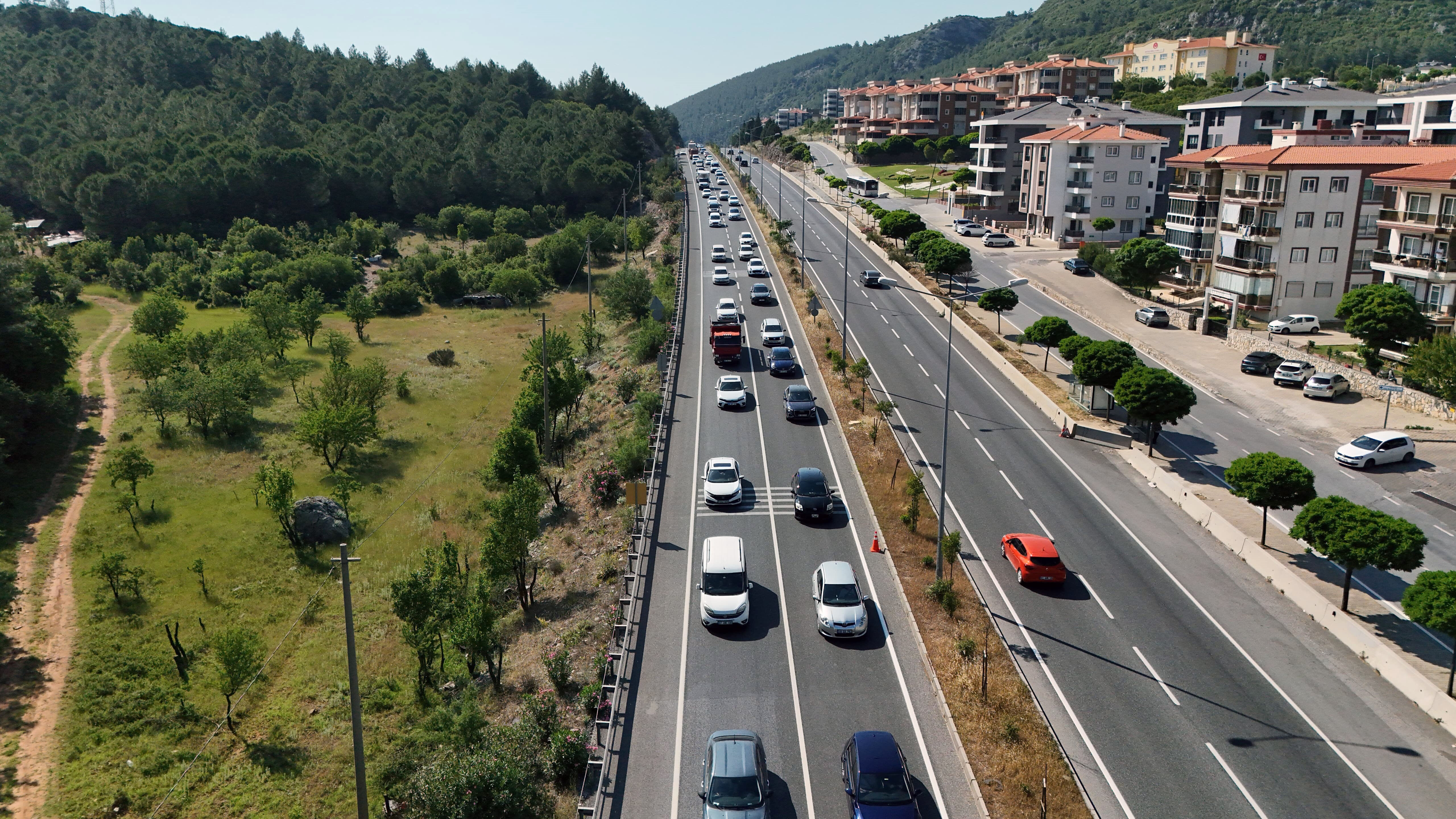 Kurban Bayramı’nda herkes oraya akın etti! Trafik ışıkları devre dışı yollarda uzun kuyruk - 2. Resim