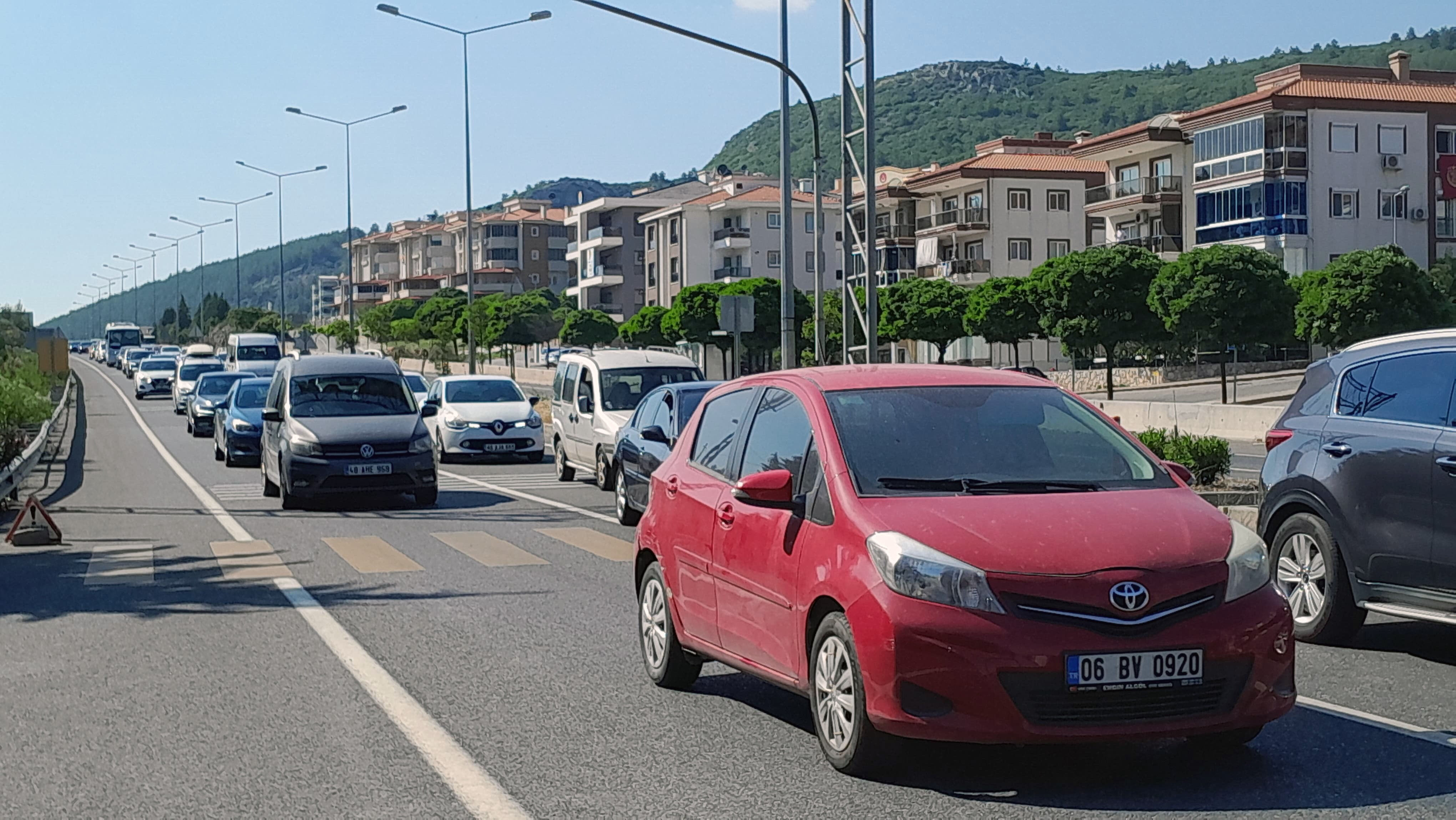 Kurban Bayramı’nda herkes oraya akın etti! Trafik ışıkları devre dışı yollarda uzun kuyruk - 1. Resim