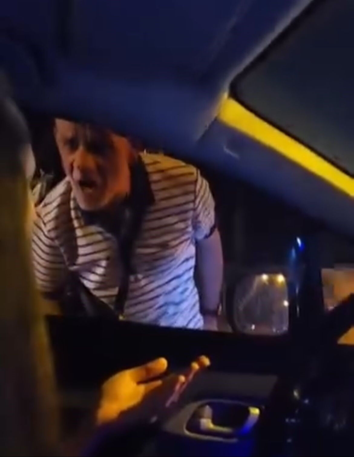 Trafikte korku dolu anlar! Kadın sürücünün önünü keserek camını yumrukladı - 1. Resim