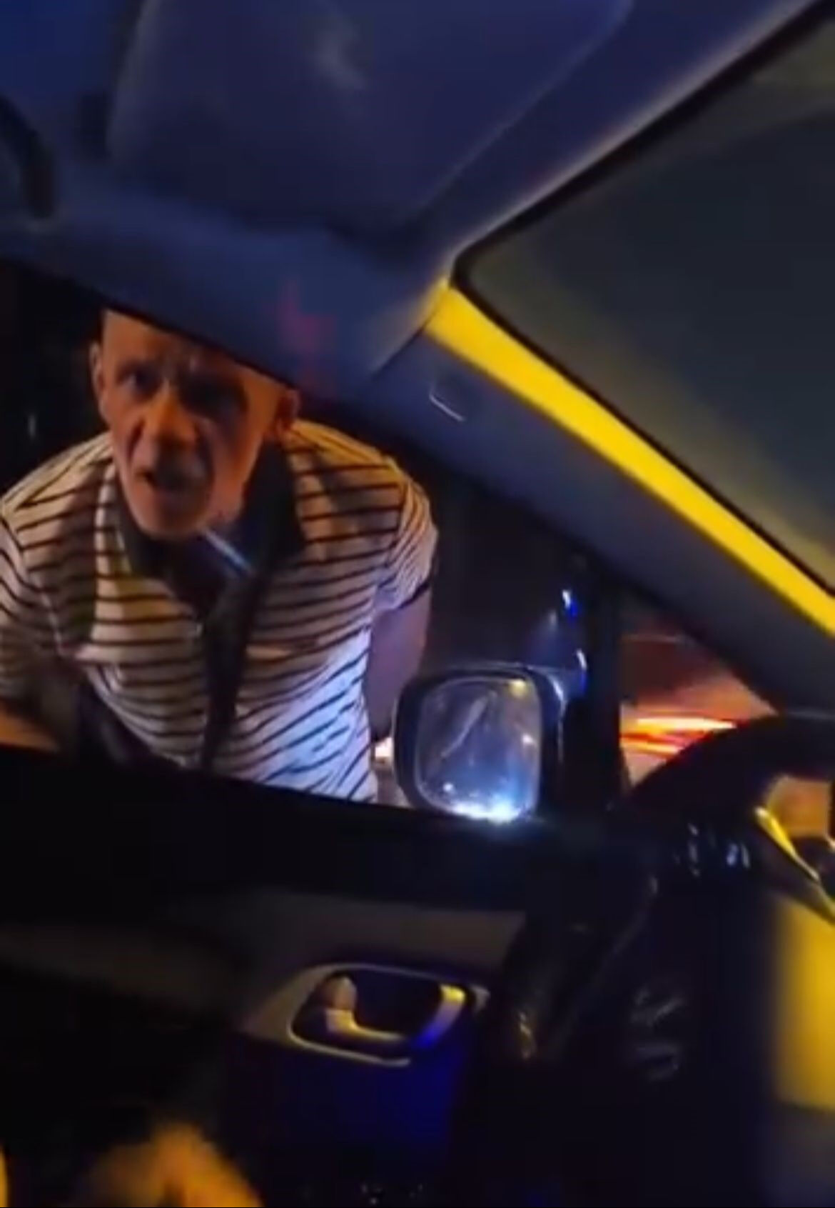 Trafikte korku dolu anlar! Kadın sürücünün önünü keserek camını yumrukladı - 2. Resim