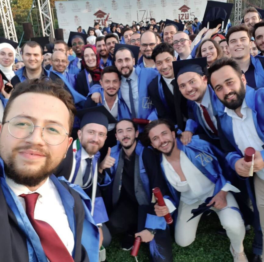 Türkiye'de yetişti, Suriye'de üst düzey bürokrat oldu! Mezun olduğu İZÜ'deki arkadaşlarına mesaj gönderdi Türkiye'de yetişti, Suriye'de üst düzey bürokrat oldu! Mezun olduğu İZÜ'deki arkadaşlarına mesaj gönderdi - 1. Resim
